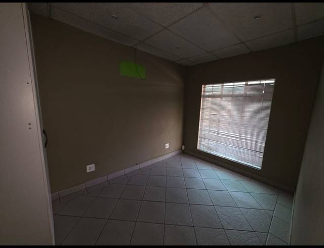1,500M² OFFICE FOR SALE IN THREE RIVERS